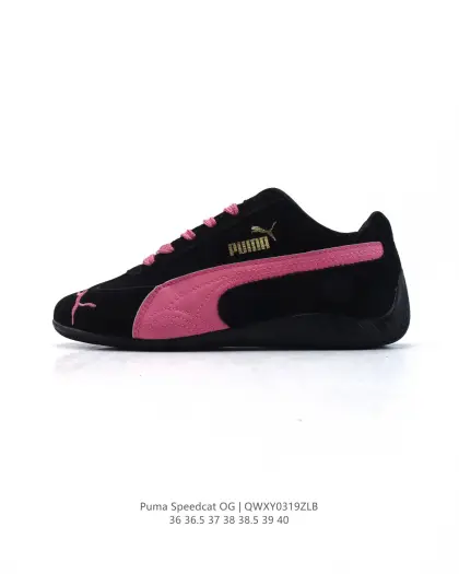 PUMA Speedca OG 彪马极速赛车系列低帮德训风拼接复古百搭休闲运动赛车鞋 鞋款从80、90年代赛车手所穿的防火赛车鞋为原型,鞋身线条模仿了赛车的流线廓形,体现了空气动力学原理的结构.简约流畅的外观,恰好又和贯穿其中的Formstrip Logo融合恰到好处,视觉上细节丰富且协调.本次Speedcat OG鞋款归来,最大看点自然式保留了窄版鞋型以及薄底构造.这两年各品牌鞋底越做越厚,Speedcat反其道而行之,上脚几乎无鞋底的效果带来耳目一新的视觉体验.鞋面依旧是以质感细腻的麂皮材质打造,并且大面积近乎全包裹的使用,复古味道也愈发浓烈.配色上更是将最原始的黑色和红色带回,向F1赛车队的标志性队服致敬.相信让各位一眼种草的更多是出挑的大红色,上脚即可瞬间点亮整体造型,在以球鞋为核心的OOTD中脱颖而出.而另一款黑色则是低调的万金油,彰显新潮个性的同时又不喧宾夺主,也是热爱简约系穿搭朋友的首选. 货号:403902 含半码 编码:QWXY0319ZLB
